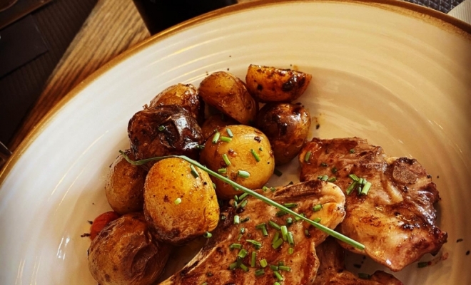 Côtelettes d’Agneau et Pommes de Terre Grenailles 